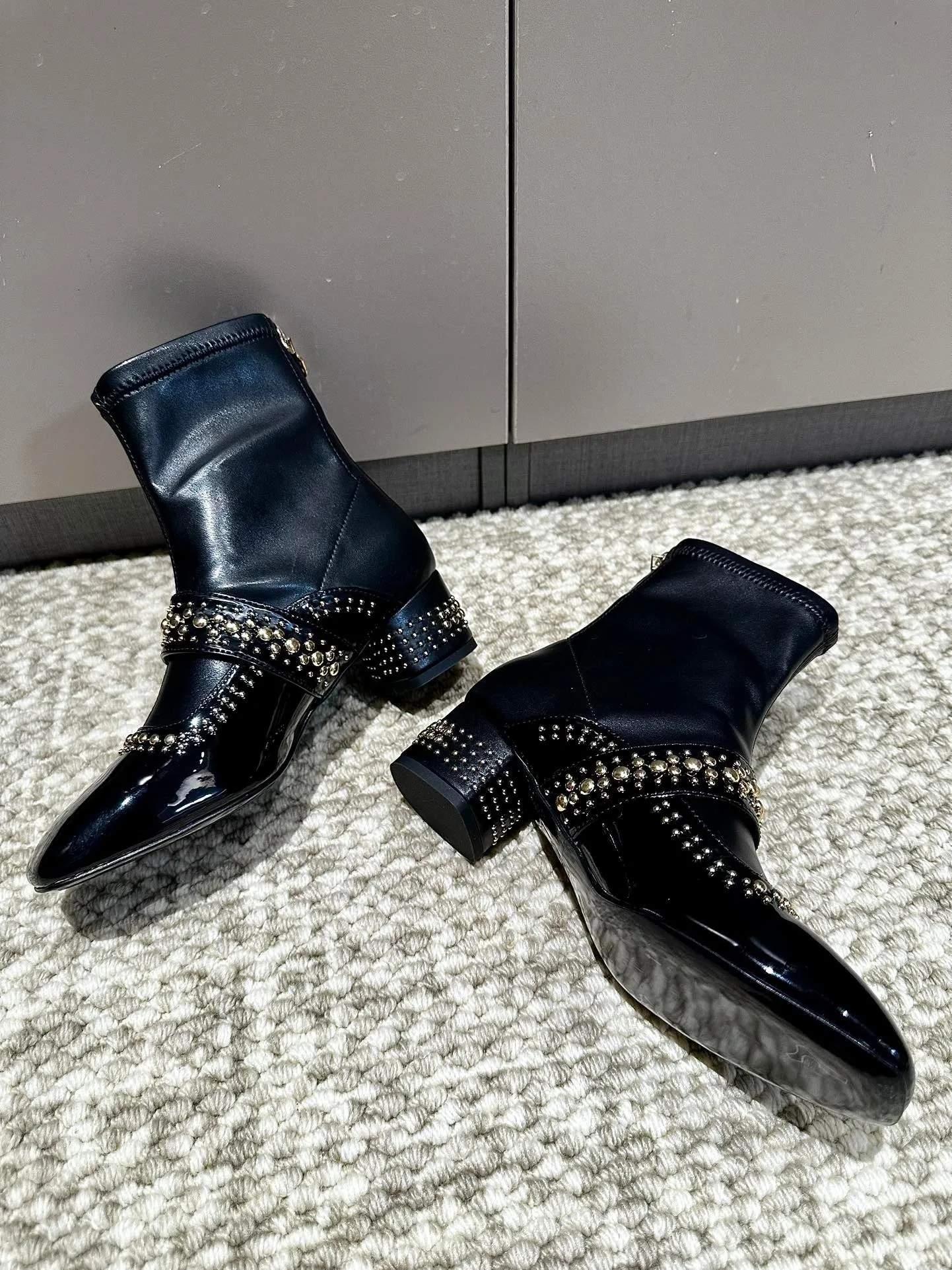 👟👟Ex-factory price 560👟👟 Genuine leather outsole, Dior 👟👟Ex-factory price 40👟👟Ex-factory price 48 series new product, this C'est Dior stretch boot, shows eye-catching and fashionable style. Carefully crafted, the rivet decoration on the upper shows style and the details add a touch of elegance. The lightweight two-tone Dior sole offers exceptional comfort and sporty appeal. Can add a stylish touch to any casual look. 35-40